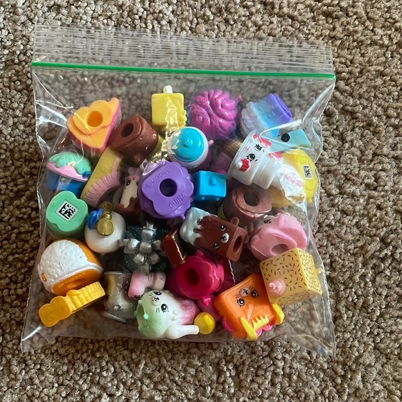BAG FULL OF SHOPKINS! - Picture 1 of 4